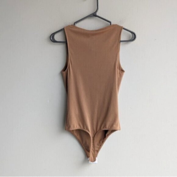 NWT Express nude/tan Body Contour Sleeveless Bodysuit - v-neck - Picture 3 of 5